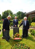 Besuch des Grabes von Dr. Friedrich Hofmann