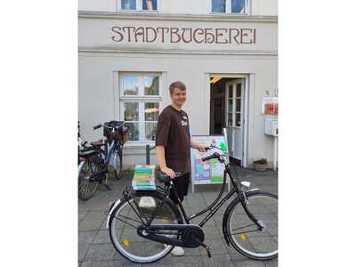 Marius Eckrodt mit der Bücher-Fietse